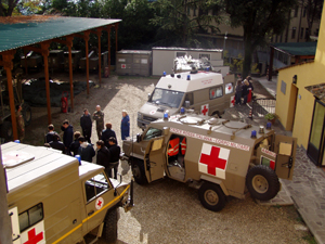 Alcuni automezzi del Corpo Militare della Croce Rossa Italiana