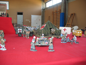 soldatini raffiguranti il personale di un ospedale da campo della Cri