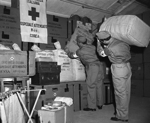 Militari della Cri imbarcano i colli contenenti gli effetti letterecci dell'ospedale n. 68 sulla motonave dell'U.S. Army "General Langfitt"