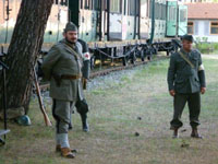 Militari di Croce rossa presidiano il treno ospedale TH5