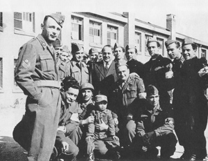 L'Onorevole Giuseppe Brusasca (al centro della foto in abito civile), ritratto con alcuni militari italiani dell'ospedale n. 68