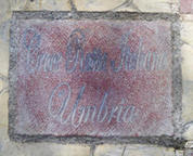 La pietra, recante l'incisione "Croce Rossa Italiana Umbria" collocata sulla Strada del Millennio per la Pace