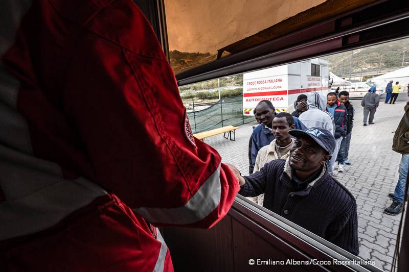Campo Roya di Ventimiglia: migranti si rivolgono a operatori della Croce Rossa