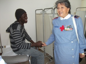 Mineo (CT) 15 agosto 2011, l'Ispettrice incontra uno degli ospiti presso l'ambulatorio
