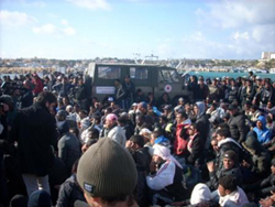 Folla di migranti a Lampedusa