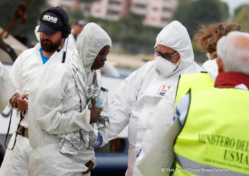 Operatori Croce Rossa visitano i migranti appena sbarcati dalla nave Responder di Moas Foto: Yara Nardi - Croce Rossa Italiana