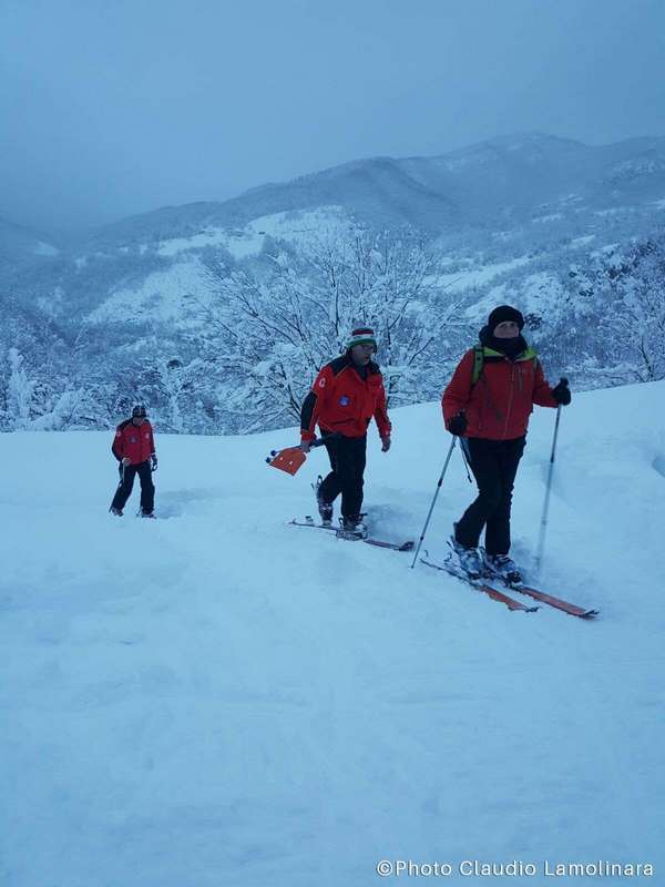 Emergenza neve 2017: Volontari e operatori di Croce Rossa cercano di raggiungere le persone rimaste isolate in sci