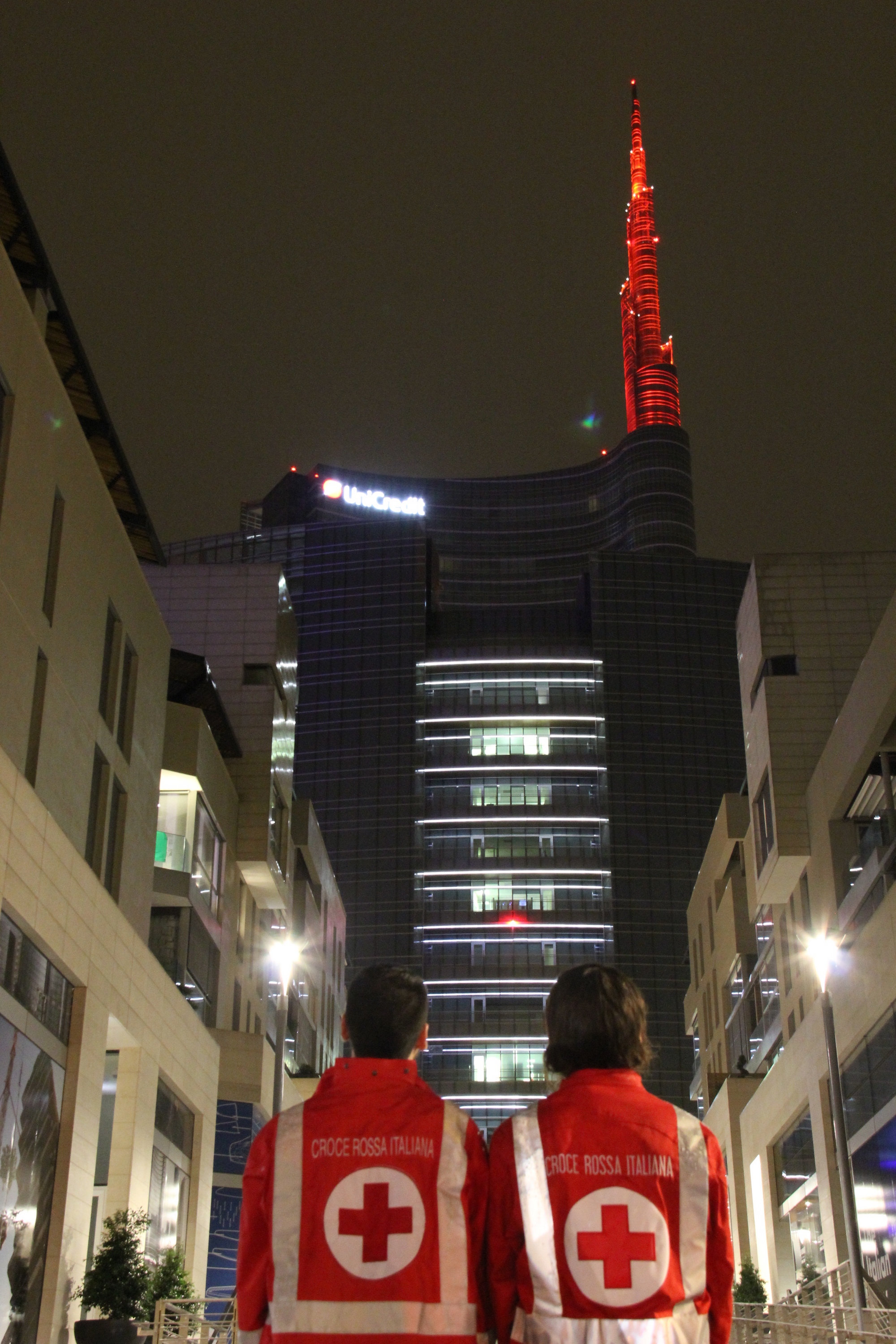 L'illuminazione dell'Unicredit Tower a Milano