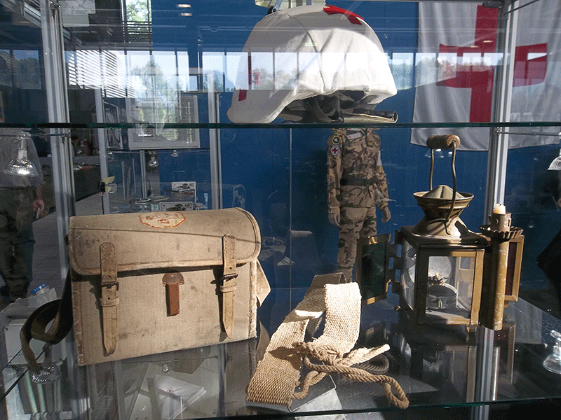 Alcuni oggetti esposti alla fiera di Pordenone: un elmetto foderato, una borsa, una lanterna,