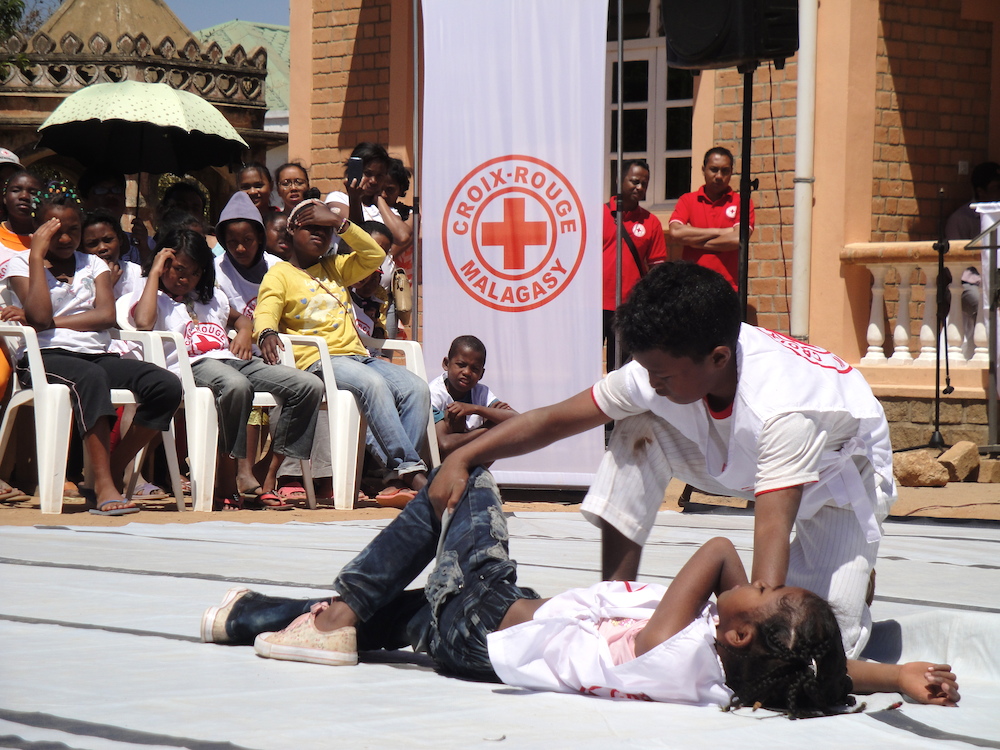 Primo soccorso con la gioventù della Croce Rossa del Madagascar