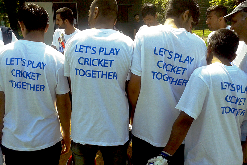 Le maglie ufficiali della giornata con la scritta "Let's play cricket together"