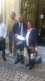 La Croce Rossa monegasca consegna un assegno al Commissario CRI di Ventimiglia Paola Amato