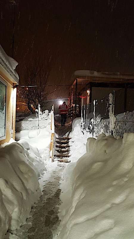 Volontari e operatori di Croce Rossa Italiana impegnati nell'emergenza neve che sta interessando le zone colpite dal terremoto in Centro Italia