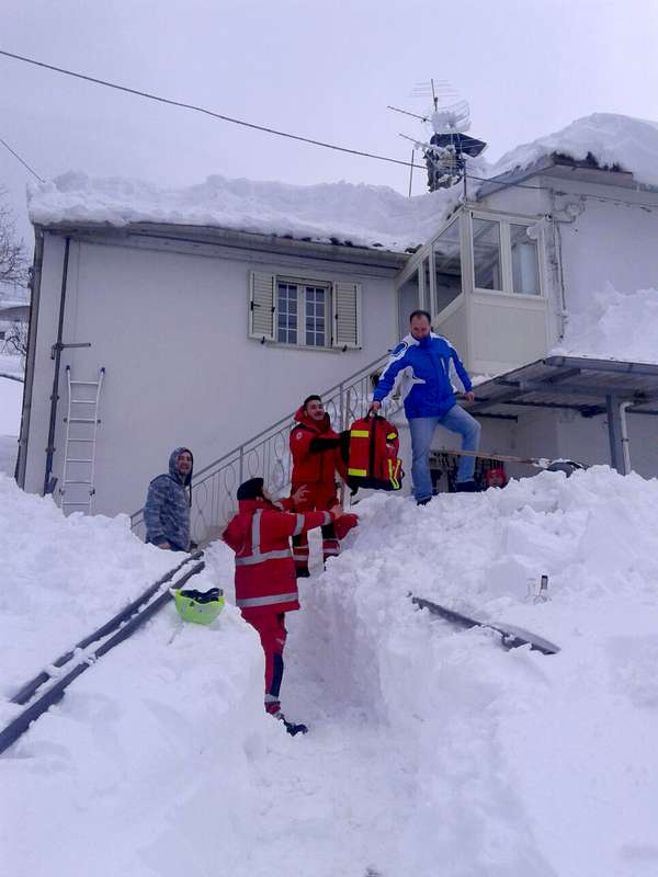 Volontari Croce Rossa a Bisenti portano generi di prima necessità alle famiglie bloccate dall'emergenza neve