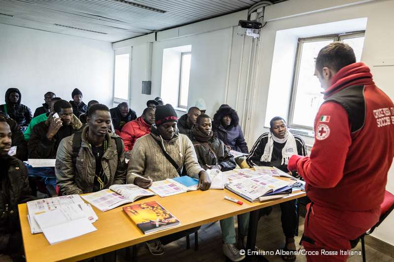 Corsi di italiano al centro di accoglienza migranti della Croce Rossa a Bresso