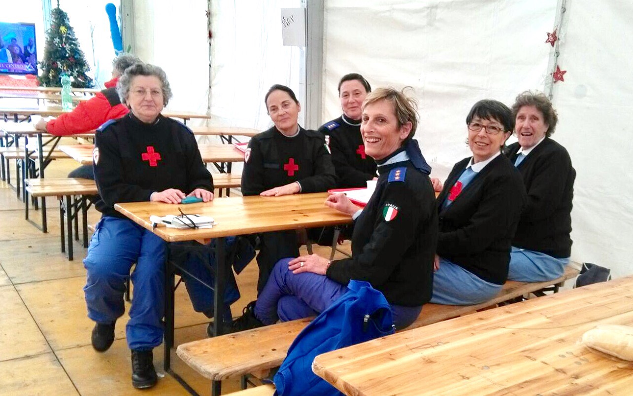 Infermiere volontarie CRI sedute a un tavolo in uno dei centri allestiti nelle zone colpite dal sisma