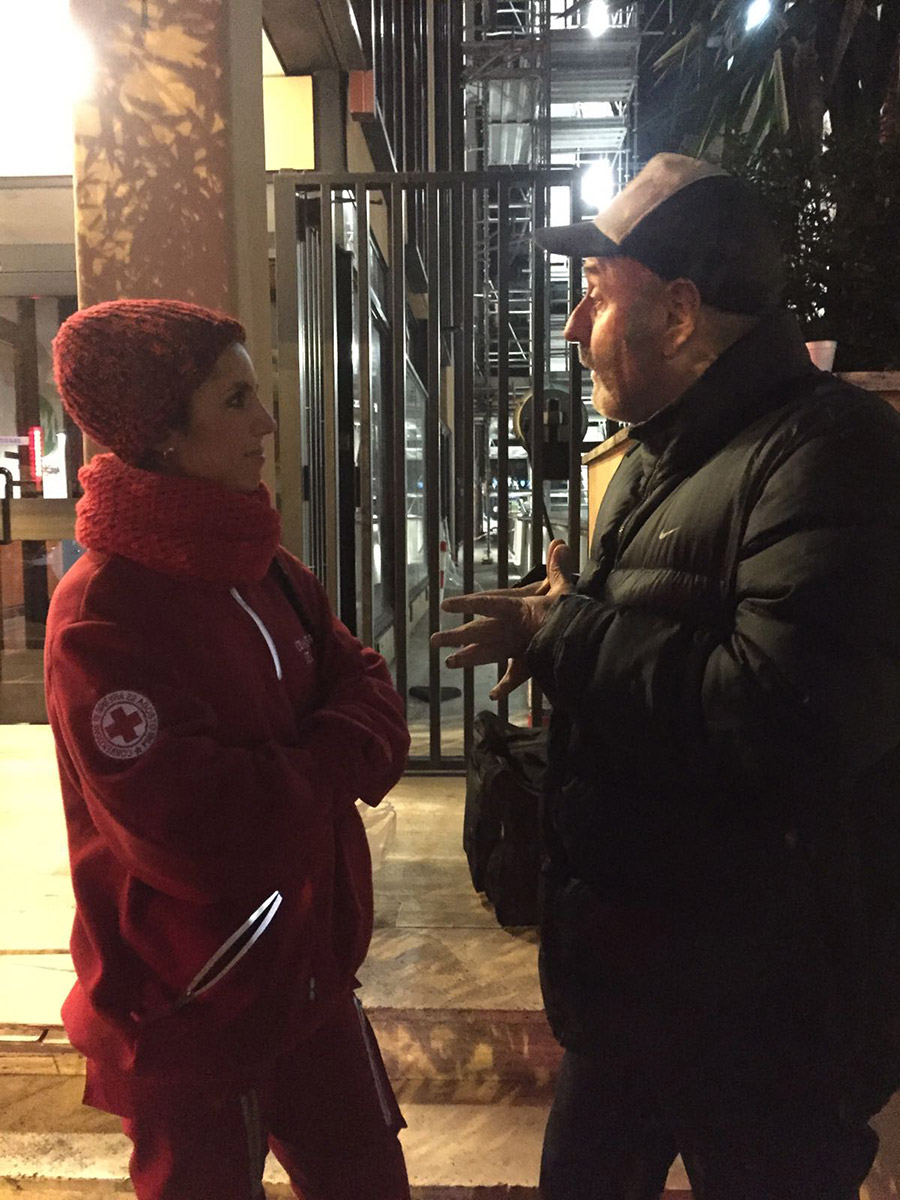 Una volontaria Croce Rossa parla con uno dei senza dimora che vivono a Roma. La lotta all'esclusione sociale è una delle priorità della CRI