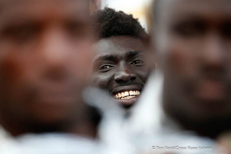Tra tanti volti brilla il sorriso felice di un ragazzo. Foto: Yara Nardi - Croce Rossa Italiana