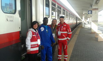 volontari croce rossa con Ismael e Mohamed 