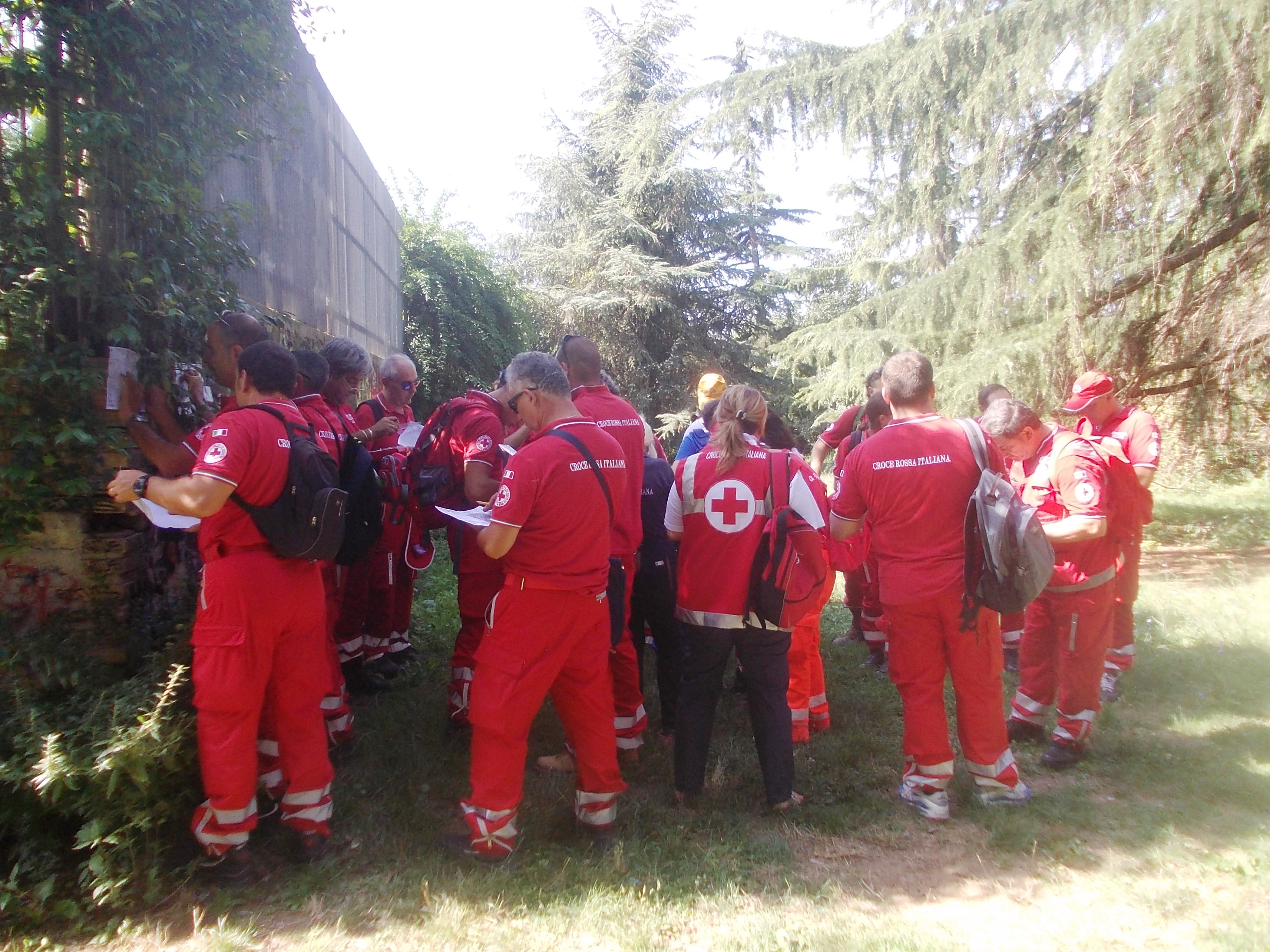 Volontari durante la prova pratica del corso di Topografia