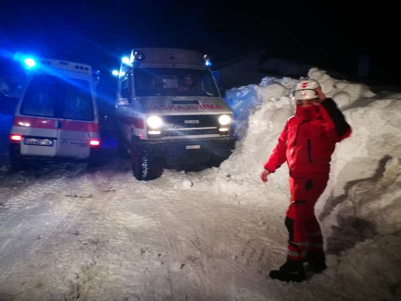 Emergenza neve 2017, in Abruzzo mezzi di soccorso di Croce Rossa Italiana avanzano di notte tra muri di neve