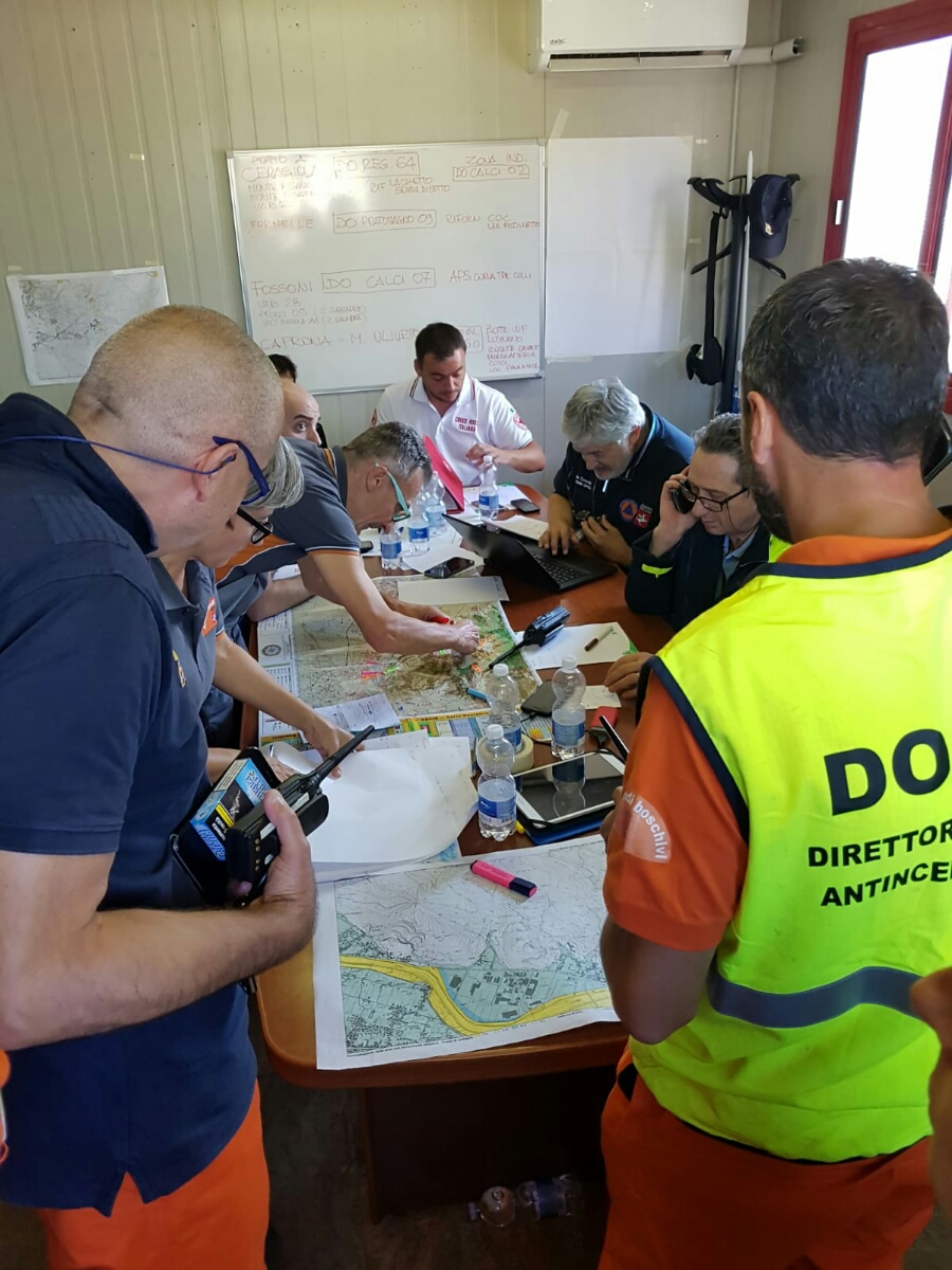 Incendio del Monte Serra a Pisa: volontari e operatori CRI in azione