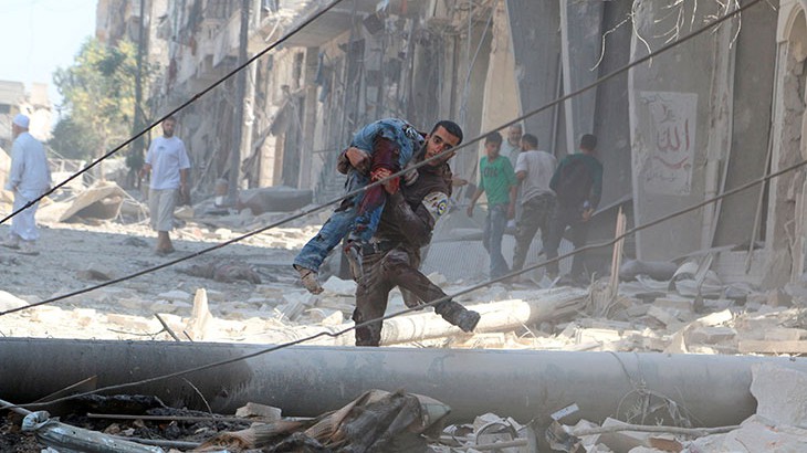 Un uomo trasporta un ferito in mezzo alle macerie ad Aleppo Credit: REUTERS / Abdalrhman Ismail