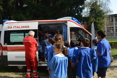 Bambini visitano ambulanza 