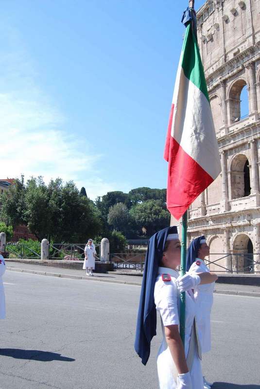 Un'Infermiera Volontaria sfila con la bandiera dell'Italia