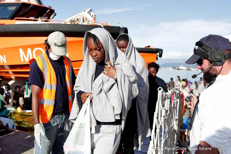 Una ragazza lascia la nave Responder, è avvolta in una coperta. Foto: Yara Nardi - Croce Rossa