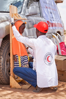 Un operatore della Federazione Internazionale della Croce Rossa visita una bambina in Africa