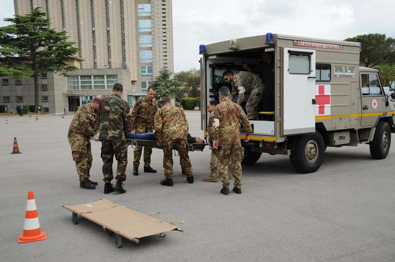 Esercitazione Efesto 2017: soccorritori del Corpo Militare Volontario della Croce Rossa Italiana si apprestano a far salire un ferito in ambulanza