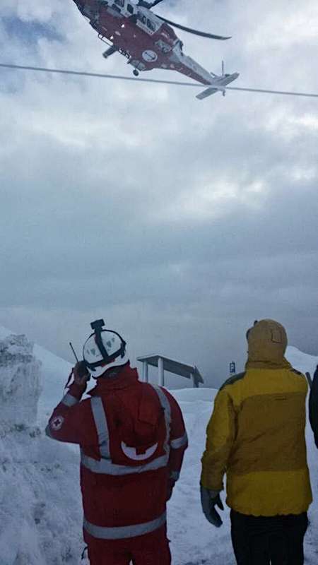 Emergenza neve 2017: Volontari e operatori di Croce Rossa cercano di raggiungere le persone rimaste isolate in elicottero
