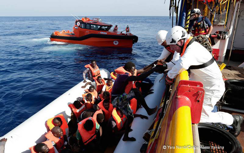 Operatori CRi e Moas aiutano i migranti a salire a bordo della nave Responder. Foto: Yara Nardi