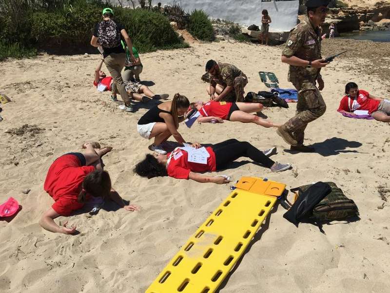 Addestramento sulle attività di soccorso in spiaggia