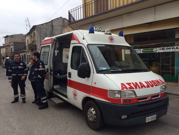 volontari e ambulanza croce rossa