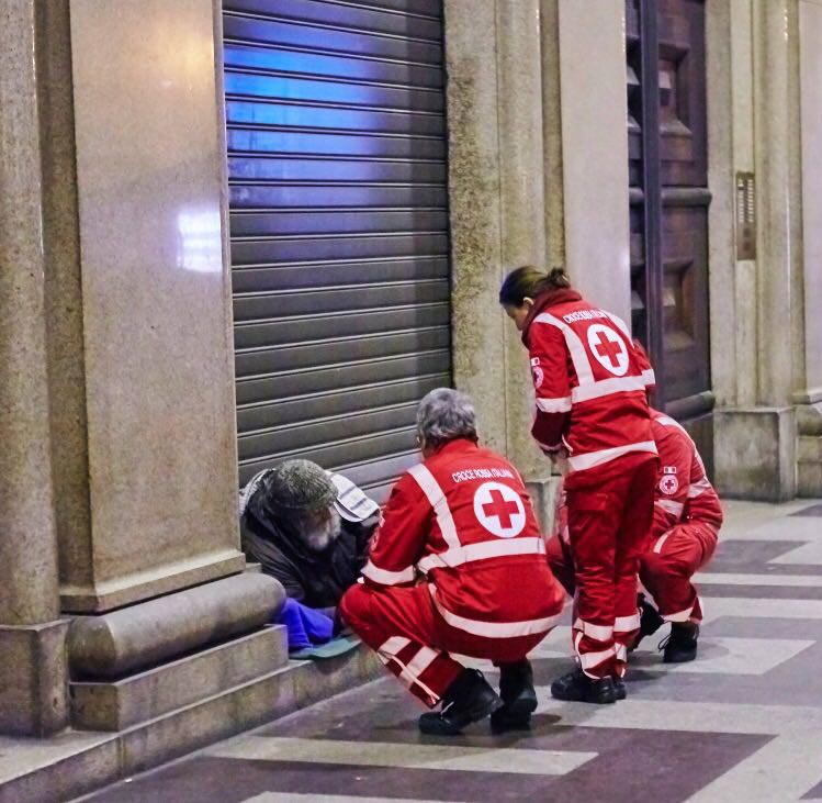 Volontari Croce Rossa soccorrono persone senza fissa dimora durante l'emergenza freddo gennaio 2017