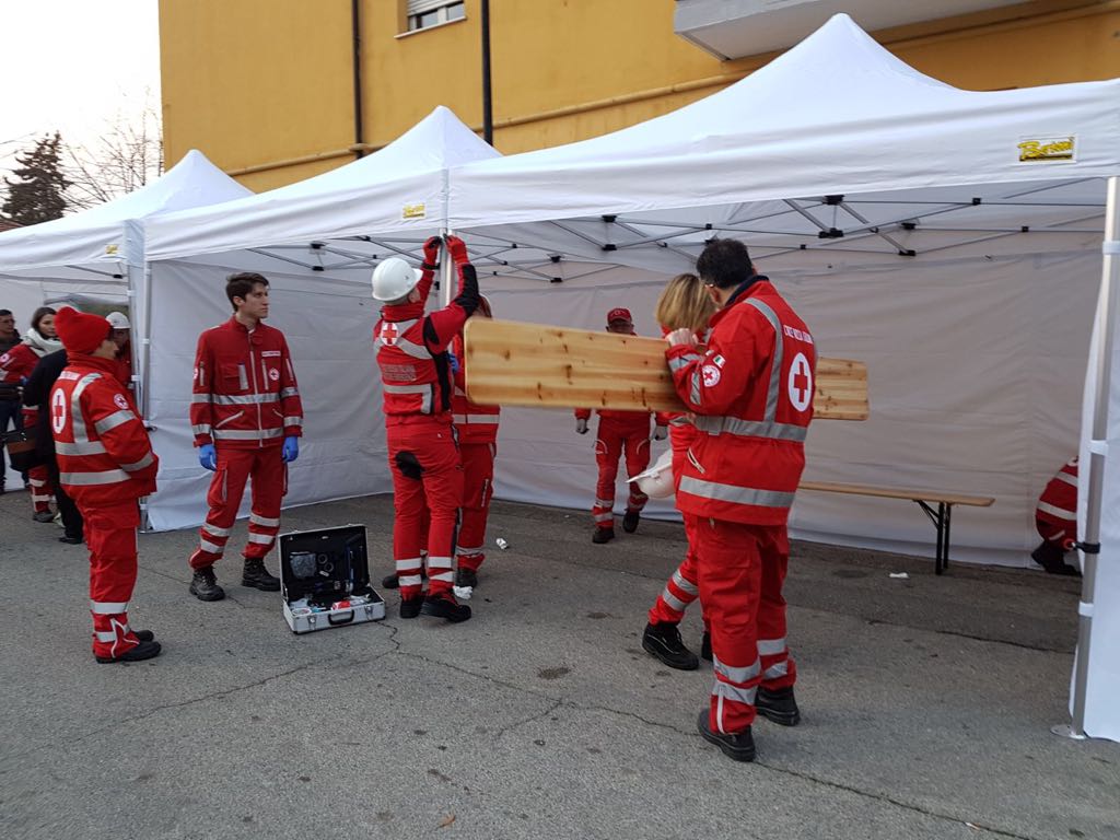 Pescara – Il Comitato CRI in aiuto degli inquilini di una palazzina invasa dalle fiamme