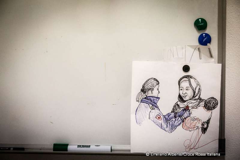 centro di accoglienza migranti della Croce Rossa a Bresso - Un disegno dei ragazzi mostra un'infermiera volontaria della Croce Rossa che soccorre una donna e il su bambino