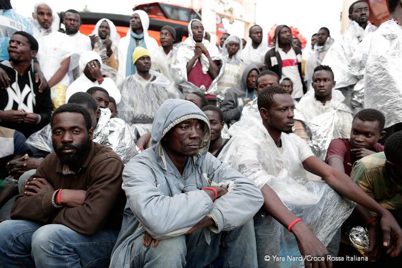 I migranti soccorsi da CRI e Moas attendono di raggiungere la terra ferma. Foto: Yara Nardi - Croce Rossa Italiana