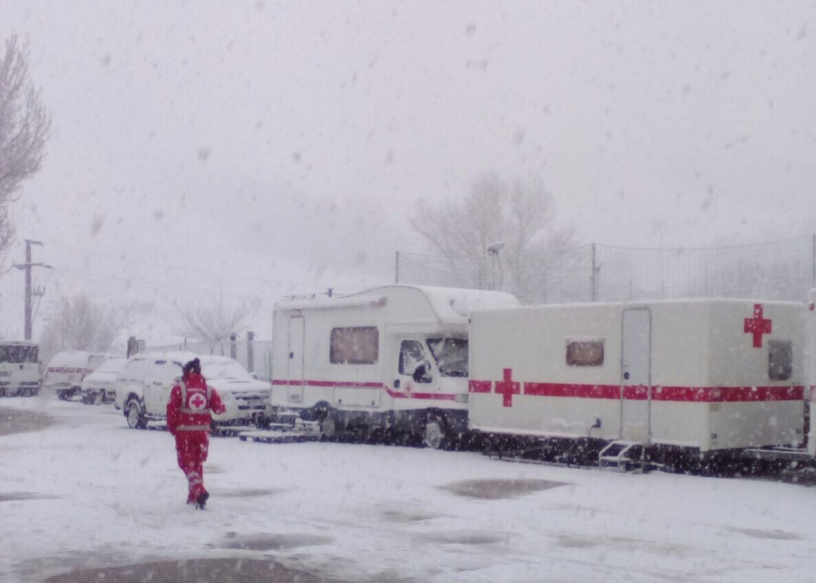 Volontario Croce Rossa cammina sotto la neve che in questi giorni sta ricoprendo le zone colpite dal terremoto