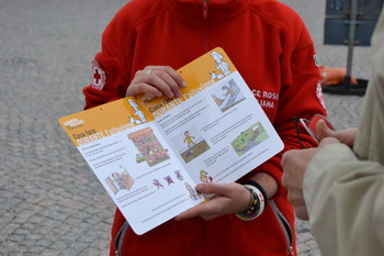Volontario croce rossa di giaveno con una brochure illustrativa 