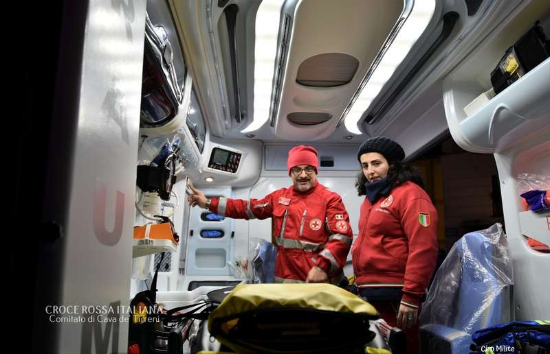 Volontari della Croce Rossa di Cava De' Tirreni mostrano l'interno dell'ambulanza pediatrica acquistata dall'Associazione