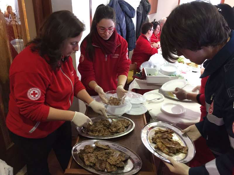 Grigliata solidale per i terremotati: Volontari Croce Rossa preparano i piatti da distribuire