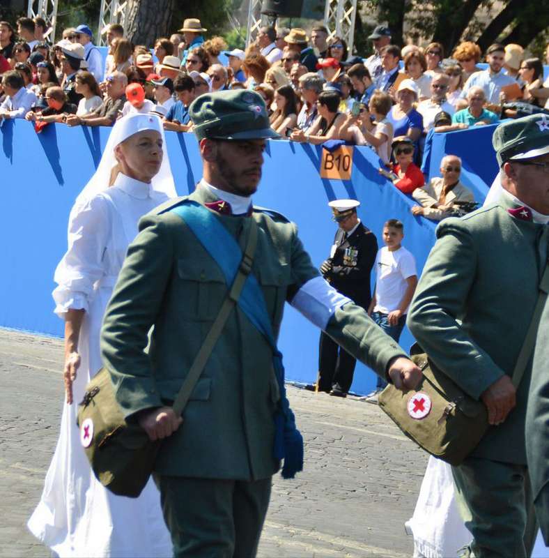 Appartenenti al Corpo Militare e Infermiere Volontarie CRI sfilano a Roma durante la festa della Repubblica