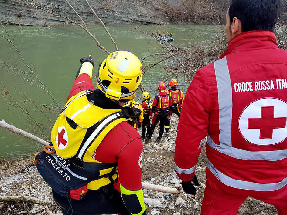 Gli Operatori Polivalenti del Salvataggio in Acqua della Croce Rossa di Cuneo impegnati nelle ricerche di Alain Chierotti, il trentenne di Magliano Alpi di cui non si hanno più notizie da giovedì scorso.