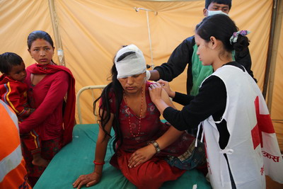 volontaria medica una donna ferita 