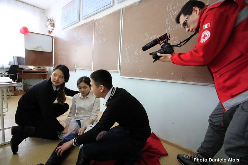 Backstage delle attività realizzate a scuola dalla Croce Rossa in Kirghizistan. Foto: Daniele Aloisi
