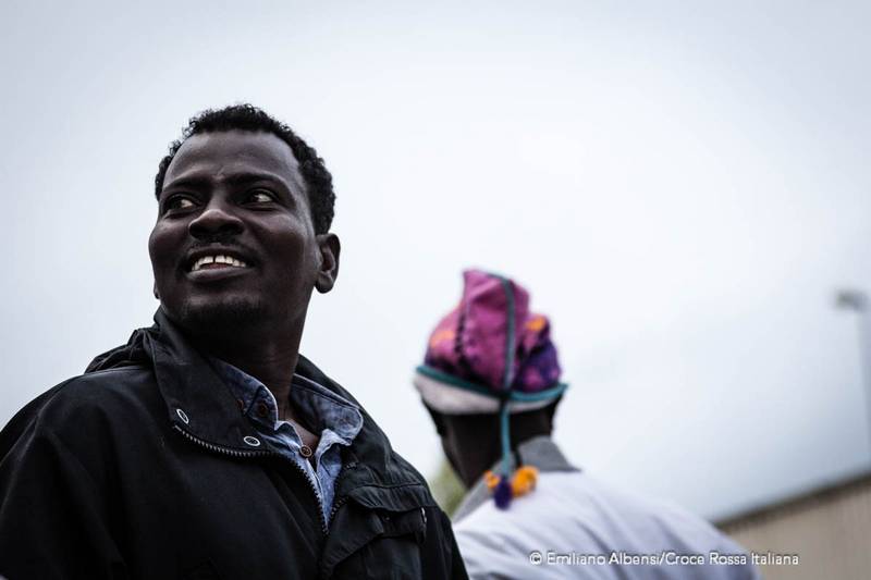 Un migrante fotografato al Campo Roya di Ventimiglia mentre guarda verso l'orizzonte