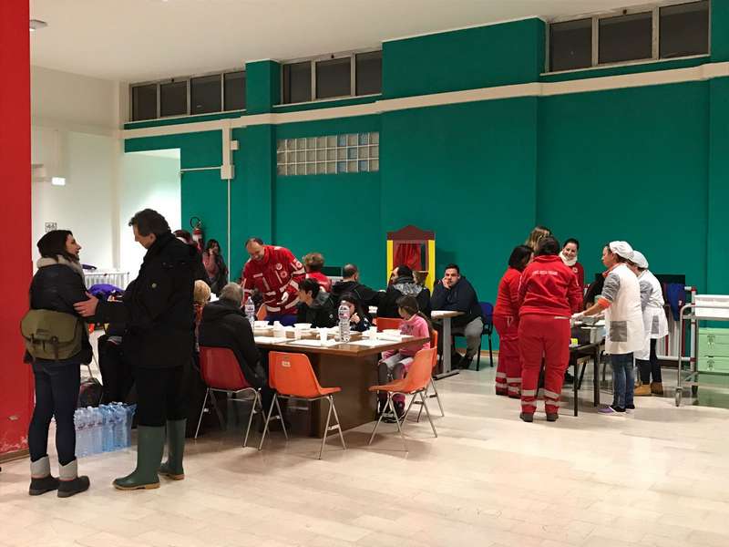 Volontari del Comitato Croce Rossa di Spoltore (Pescara) assistono le famiglie evacuate dopo l'esondazione del fiume Pescara